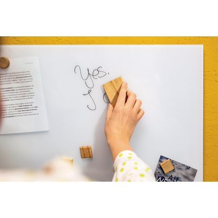 Hand entfernt mit einem Tafelwischer non-permanente Tinte von einem weißen Schreibboard.