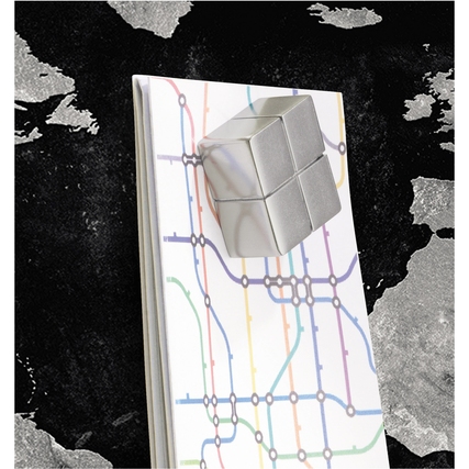 Glas-Magnetboard mit World-Map-Design und Magneten zur Befestigung von Notizen.