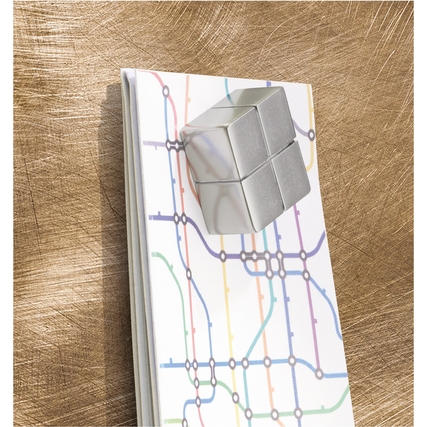 Hochglänzendes Glasboard in Used-Bronze mit einem Magnetwürfel und dekorativen Notizen.