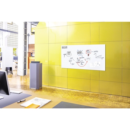 Mattes Glasboard an einer gelben Wand in einem modernen Büro mit grafischen Notizen.