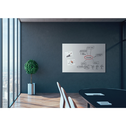 Mattes Glasboard in moderner Büroeinrichtung, mit Notizen und Pflanzen im Hintergrund.