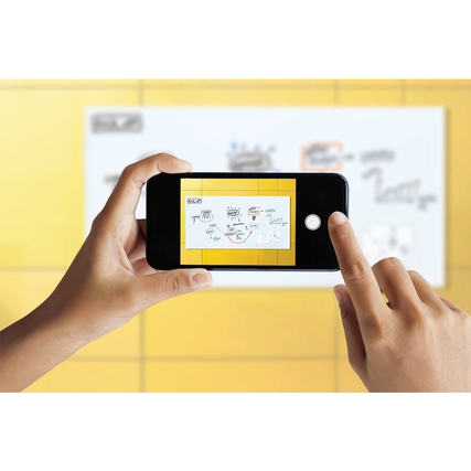 Hand hält Smartphone, das Skizzen von einem Glasboard mit gelbem Hintergrund zeigt.