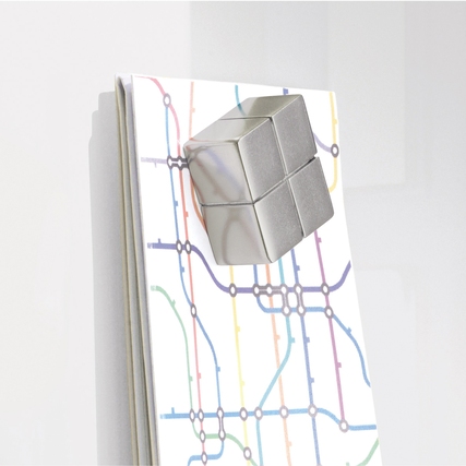 Glasboard mit einem Magnetwürfel und einer bunten U-Bahn-Plan-Darstellung.