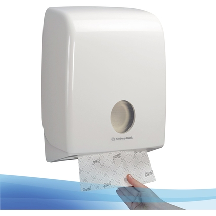 Wandhalter für Scott® Papierhandtücher mit einem herausziehenden Handtuch in Gebrauch.