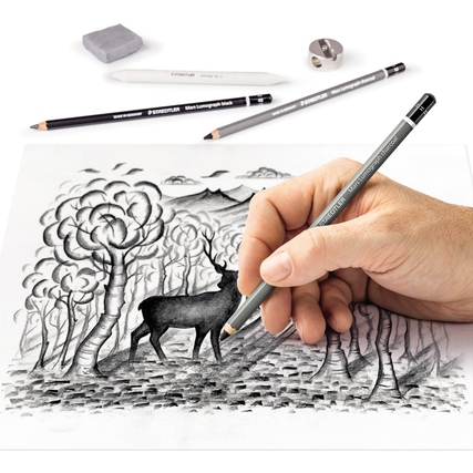 Hand zeichnet mit einem Bleistift eine Landschaft auf Papier, umgeben von Zeichenutensilien.