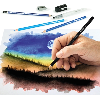 Hand hält einen Bleistift über ein Aquarellbild mit Landschaft und Himmel in verschiedenen Farben.