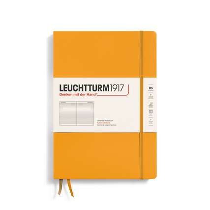 Oranges Hardcover-Notizbuch im DIN B5 Format mit abnehmbarem Etikett und zwei Lesezeichen.