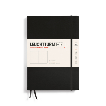 Schwarzes Hardcover-Notizbuch im DIN B5-Format mit einem weißen Aufkleber als Beschreibung.