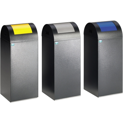 Drei Wertstoffsammelbehälter in unterschiedlichen Farben für Papier, Restmüll und Wertstoffe.
