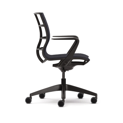 Seitenansicht eines schwarzen Bürodrehstuhls mit harmonischer Linienführung und Strickbezug.