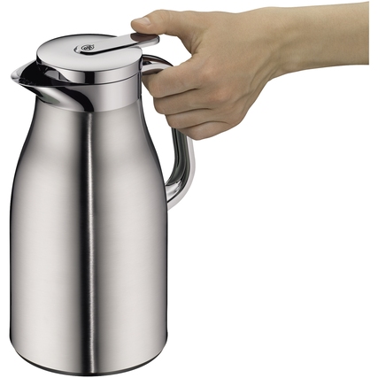 Edelstahl-Isolierkanne mit einem Handgriff zum Ausgießen in Anwendung.