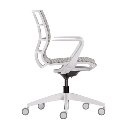 Seitenansicht eines hellgrauen Bürodrehstuhls mit ergonomischer Rückenschale und Rollen.