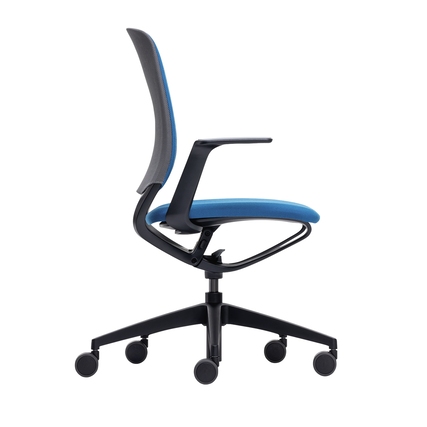 Bürodrehstuhl in Türkis mit perforierter Rückenlehne und flexibler Sitzschwinge, seitlichansicht.