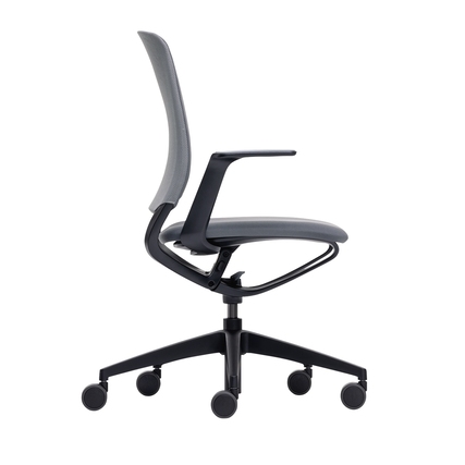 Seitenansicht eines dunkelgrauen Bürodrehstuhls mit ergonomischer Rückenlehne und Armlehnen.