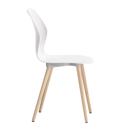 Konferenzstuhl mit ergonomischer Kunststoff-Sitzschale und Beinen aus Buche in natur.