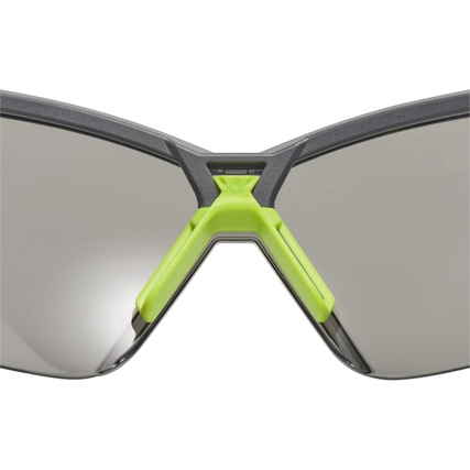 Blick auf die Mittelstege der anthrazit/lime uvex Schutzbrille mit flexibler Nasenauflage.