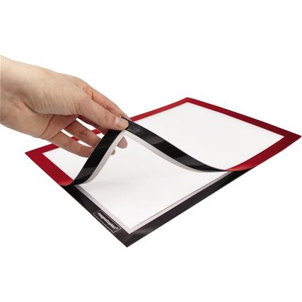 Hand hält roten Magnetrahmen für DIN A4-Dokumente mit transparentem Inneren.