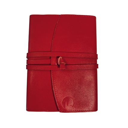 Rotes Ledernotizbuch im DIN A6 Format mit minimalistischer Vorderseite und Bändchenverschluss.