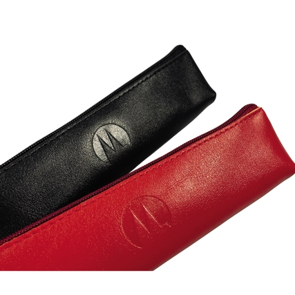 Schwarzes und rotes Schlampermäppchen mit geprägtem Logo, seitliche Ansicht.