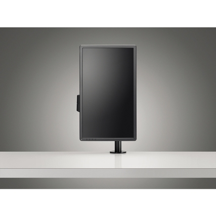 Schwarzer Monitorschwenkarm mit einem senkrecht montierten Bildschirm auf einem Tisch.