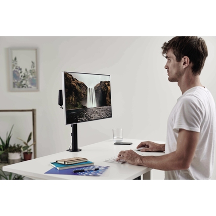 Schwenkarm für Monitore in Nutzung an einem Tisch mit einem Bildschirm und einer Arbeitsoberfläche.