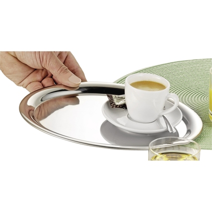 Edelstahl-Serviertablett mit einem Kaffeetassen-Set und einem Glas auf einem Tisch.