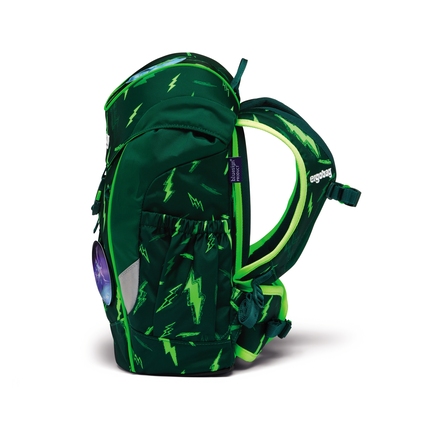 Grüner Kindergartenrucksack mit Blitzen im Profil, ausgestattet mit seitlichen Taschen und Gurten.