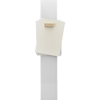 Holzmagnet in Birkenholz hält mehrere Blätter an einem Whiteboard.