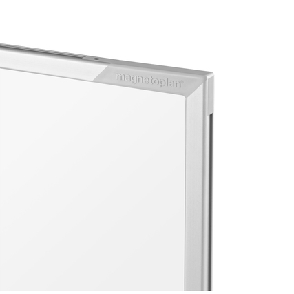Weißes, mobiles Whiteboard mit elegantem Rahmen und Gehrungsecken.