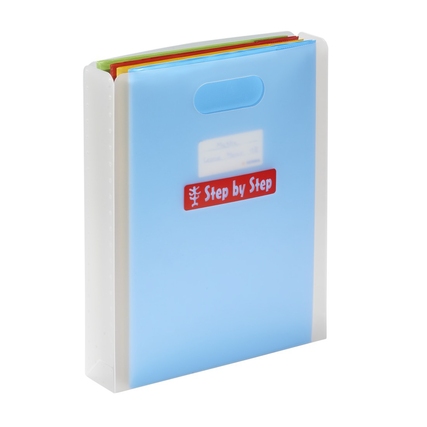 Transparente Heftbox mit farbigen Heften, auf der Vorderseite mit einem Etikettenfeld.