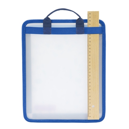 Transparente Heftbox in Blau mit Tragegriff und eingelegtem Lineal auf der rechten Seite.