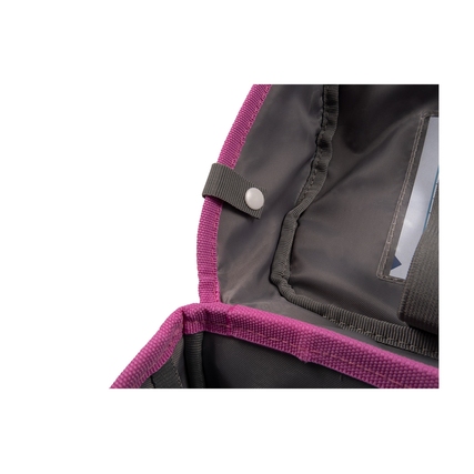 Neonpink Sicherheitsüberzug mit Klettfläche für bessere Sichtbarkeit, am Ranzen-Deckel angebracht.