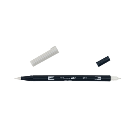 Tombow Pinselstift ABT Dual N89 warm gray, mit abgenommenem Deckel und sichtbarem Mechanismus.