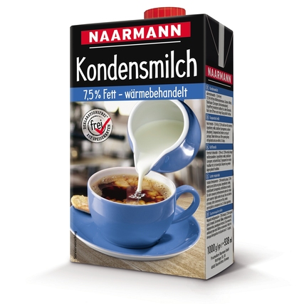 Kartonverpackung von Naarmann Kondensmilch wird in eine Tasse Kaffee gegossen.