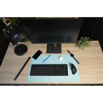 Schreibunterlage in tropisch/blaugrün auf einem Schreibtisch mit Tastatur, Maus und Zubehör.