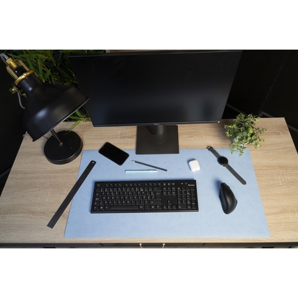 Zweifarbige Schreibunterlage in marineblau und himmelblau auf einem Schreibtisch mit Zubehör.
