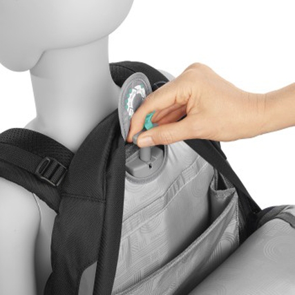 Person zeigt die Höhenverstellung eines Schulrucksacks am Modell.