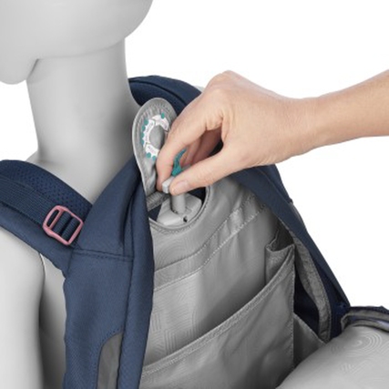 Detailansicht eines Schulrucksacks mit Fokus auf die Schulterträger-Höhenverstellung.