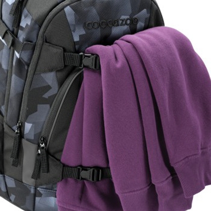Schulrucksack in Grau mit einem lila Pullover an der Vorderseite befestigt.