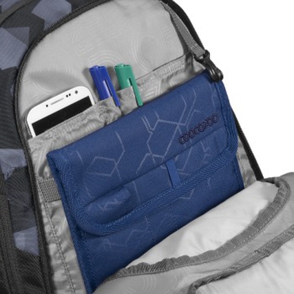 Blick ins Hauptfach eines gräulichen Schulrucksacks mit Stiftebox und Smartphonefach.