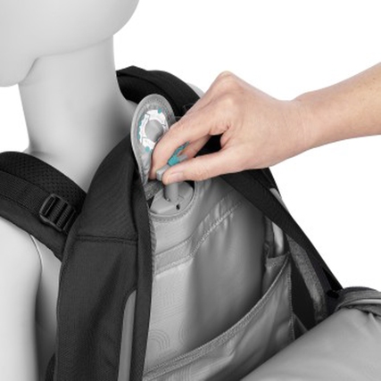 Hand hält EINSTELLMECHANISMUS für die Riemenhöhe eines Schulrucksacks an einem Modell.