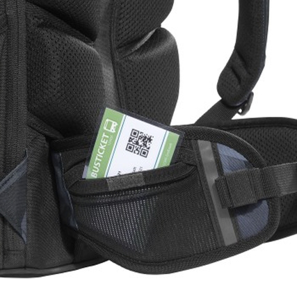 Nahaufnahme des ergonomisch gestalteten Rucksacks mit Sicht auf den Hüftgurt und Fächern.