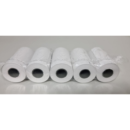 Fünf nebeneinander gestapelte Thermokassenrollen in Weiß mit einem Durchmesser von 57 mm.