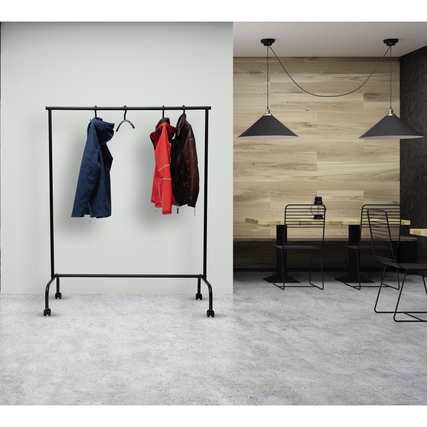 Mobiler Garderobenständer mit zwei Jacken in einem modernen Innenraum.