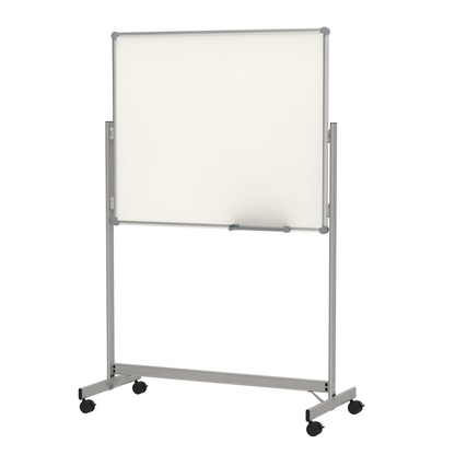 Stehendes, doppelseitiges Whiteboard auf Rollen mit silbernem Gestell und Ablageschale.