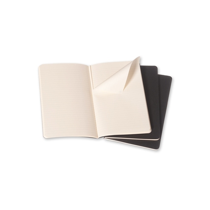 Drei schwarze Moleskine Notizhefte im offenen Zustand, mit einer linierten Innenseite.