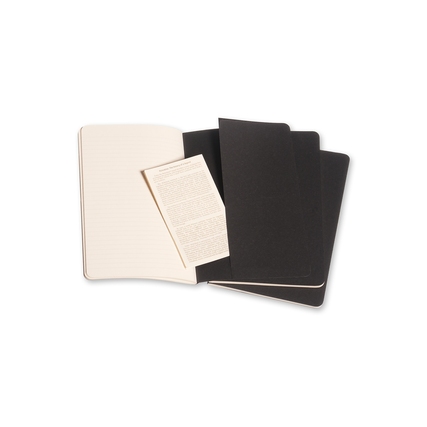 Vier schwarze Moleskine Notizhefte mit liniertem Papier und einem heraustrennbarem Blatt.