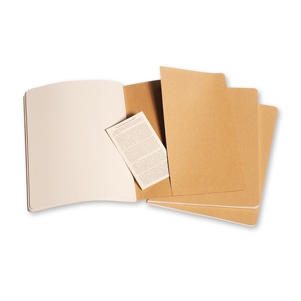 Drei beige Cahier-Notizhefte mit blanko Seiten und einem herausnehmbaren Informationsblatt.