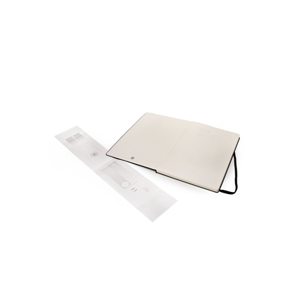 Offenes Moleskine Skizzenbuch mit Innentasche und Banderole auf weißem Hintergrund.