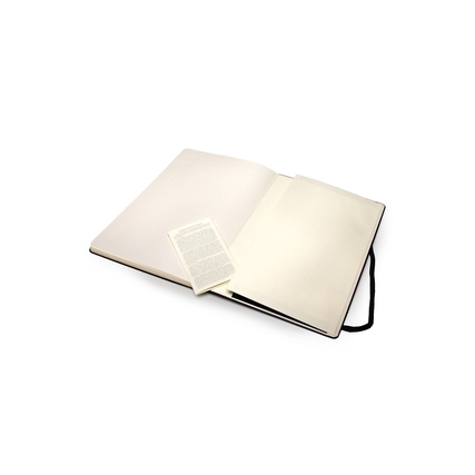 Offenes Moleskine Skizzenbuch in DIN A4 mit leerem Papier und erweiterbarer Innentasche.